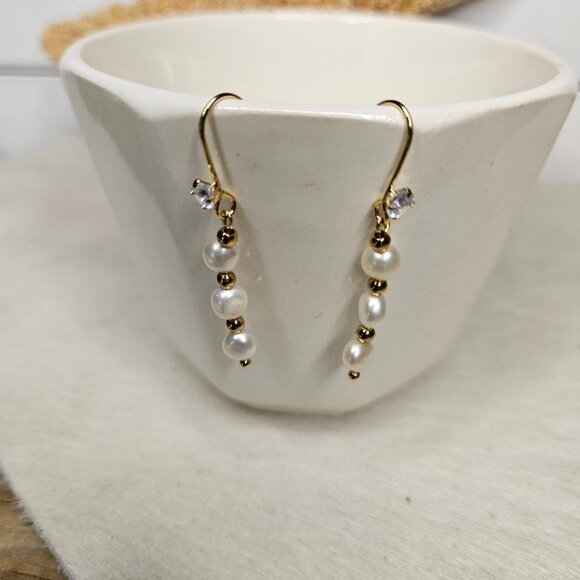 Pair of Baby Coin Freshwater Pearl white Dangle Earrings Gold - Picture 3 of 3